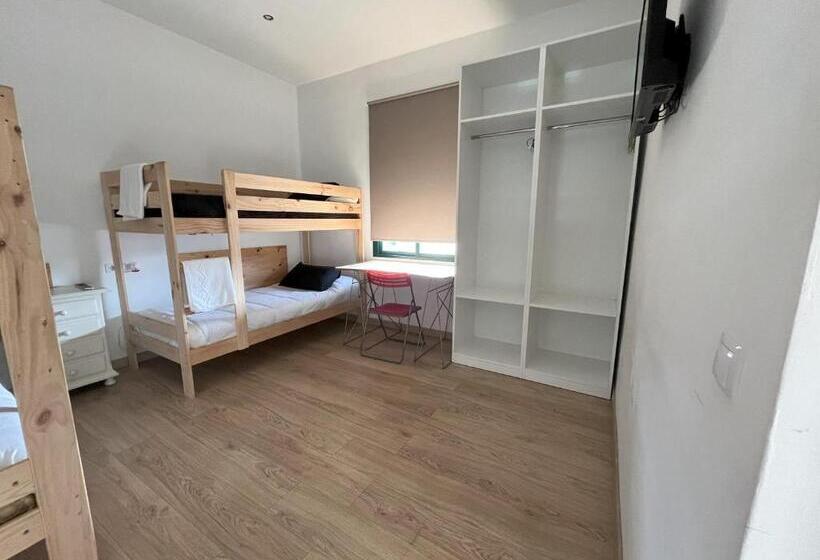 اتاق استاندارد چهارنفره با سرویس بهداشتی مشترک, Pensión Galicia