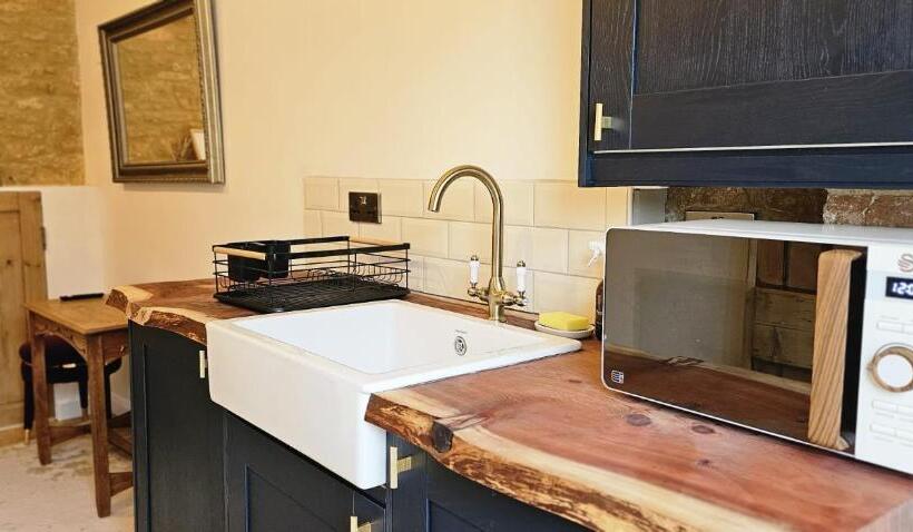 스탠다드 룸, The Little Mews