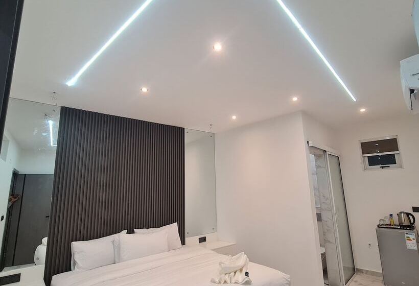 غرفة قياسية, White Garden