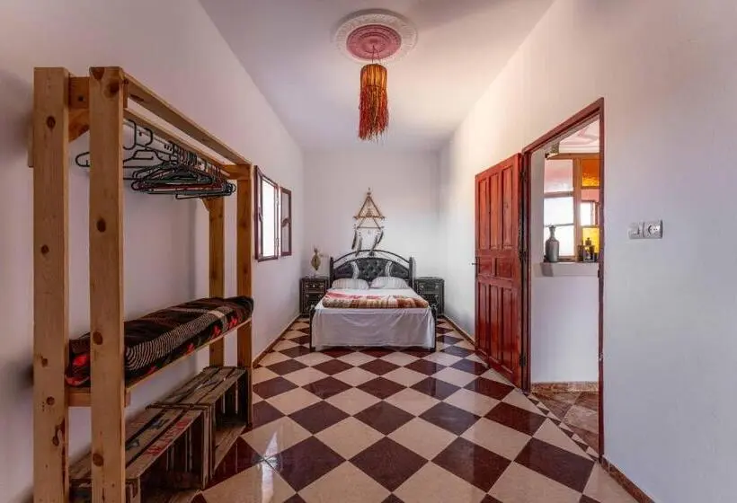 اتاق استاندارد با سرویس بهداشتی مشترک, Ayour Hostel