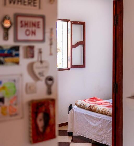 اتاق استاندارد با سرویس بهداشتی مشترک, Ayour Hostel