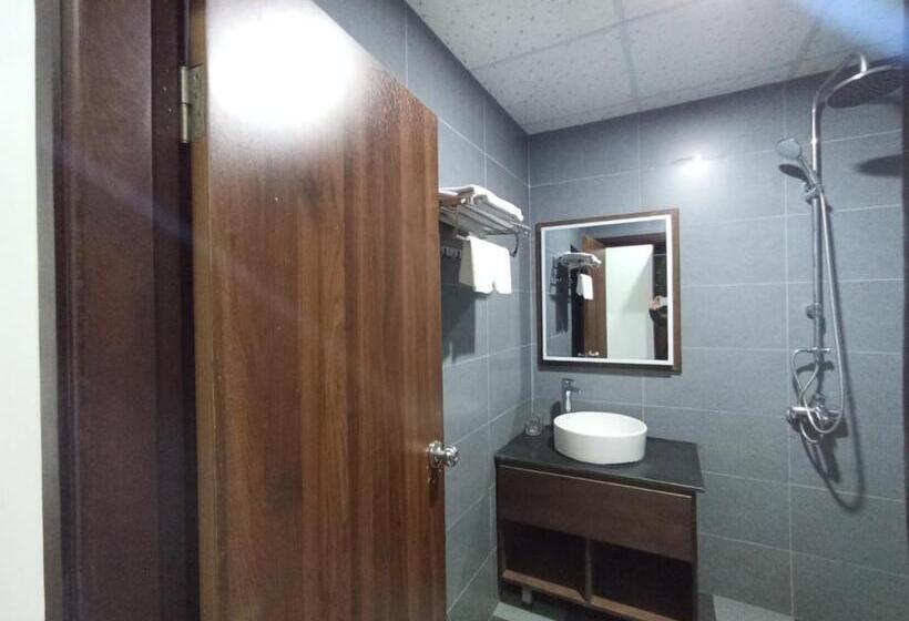 اتاق خانوادگی, Khách Sạn Hữu Nghị