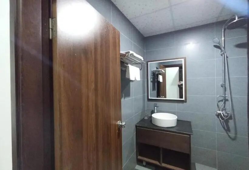 اتاق خانوادگی, Khách Sạn Hữu Nghị