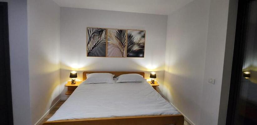 Номер Стандарт, A Frame Pietrele șoimului