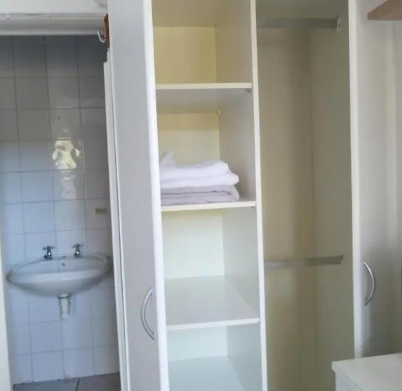 Standard Yhden Hengen Huone, Harbour Close Home