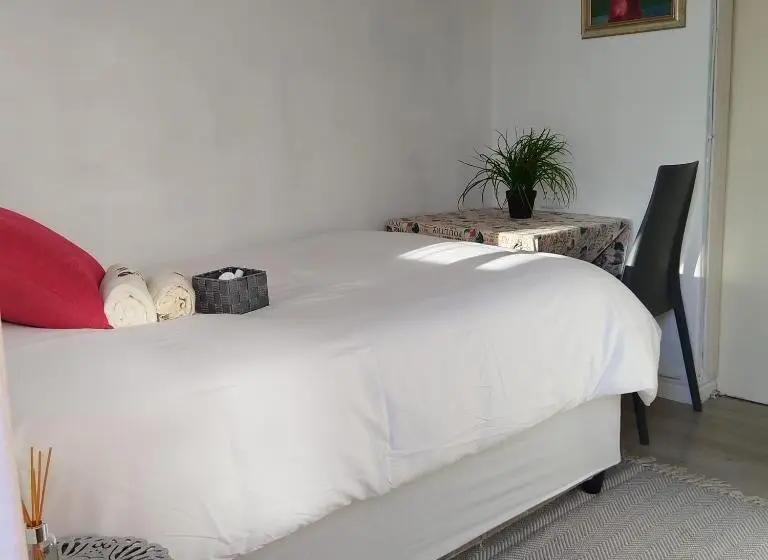 Standard Yhden Hengen Huone, Harbour Close Home