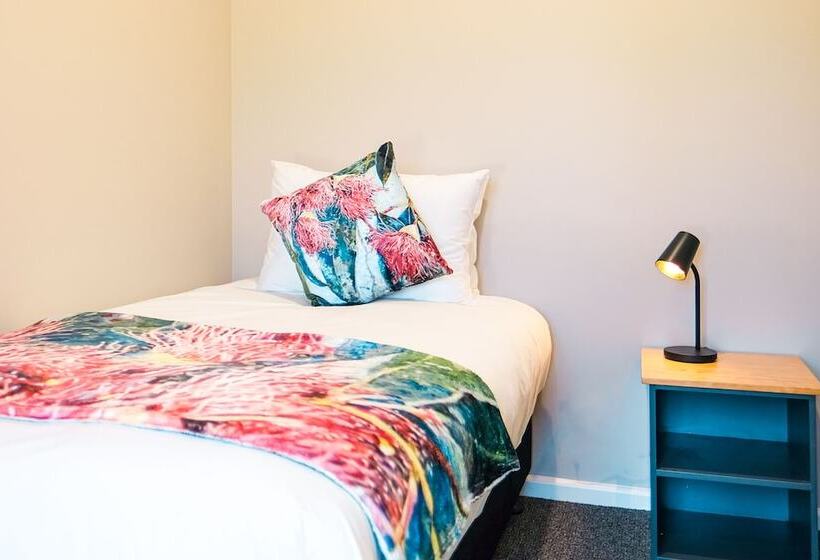 חדר משפחתי, Holbrook Motel