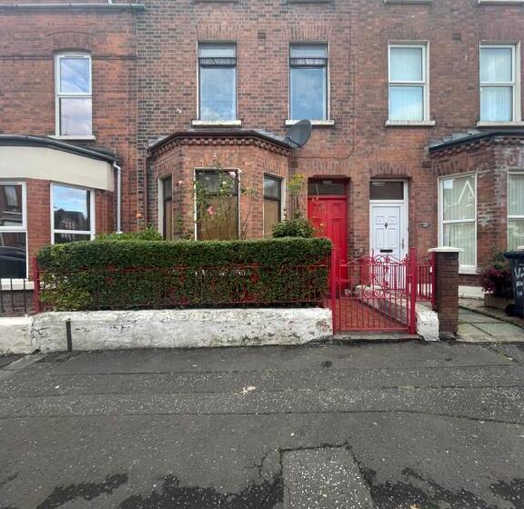 غرفة إقتصادية فردية, House In Antrim Road