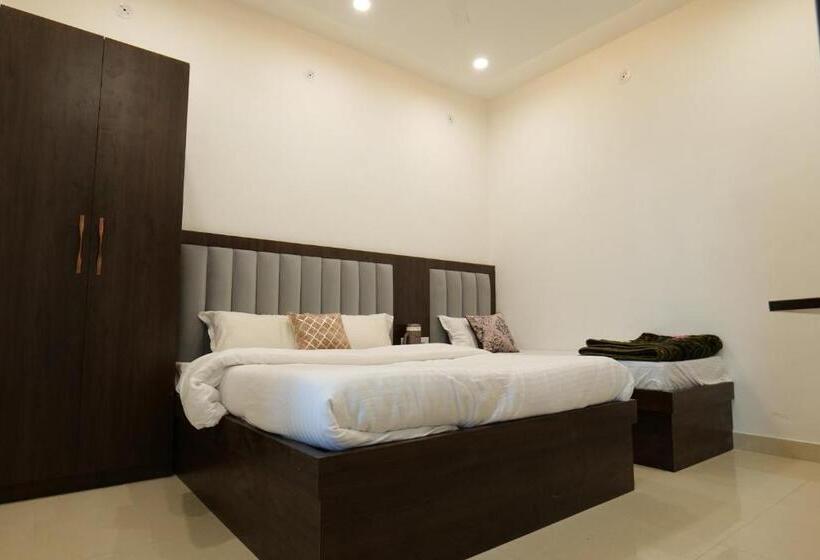 Номер Deluxe, The Pinak Hotel And Restaurant