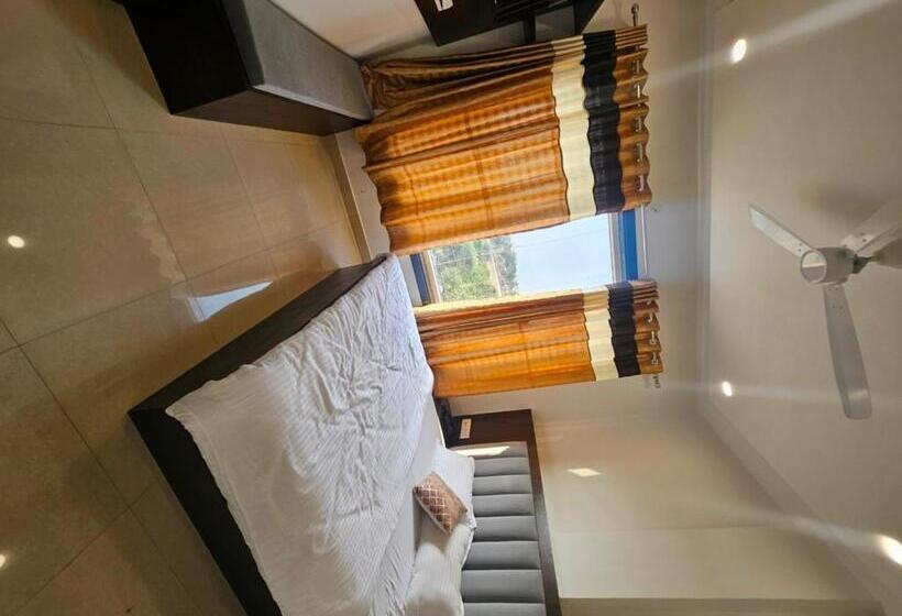 جناح, The Pinak Hotel And Restaurant