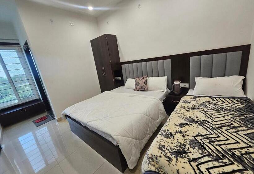 جناح, The Pinak Hotel And Restaurant