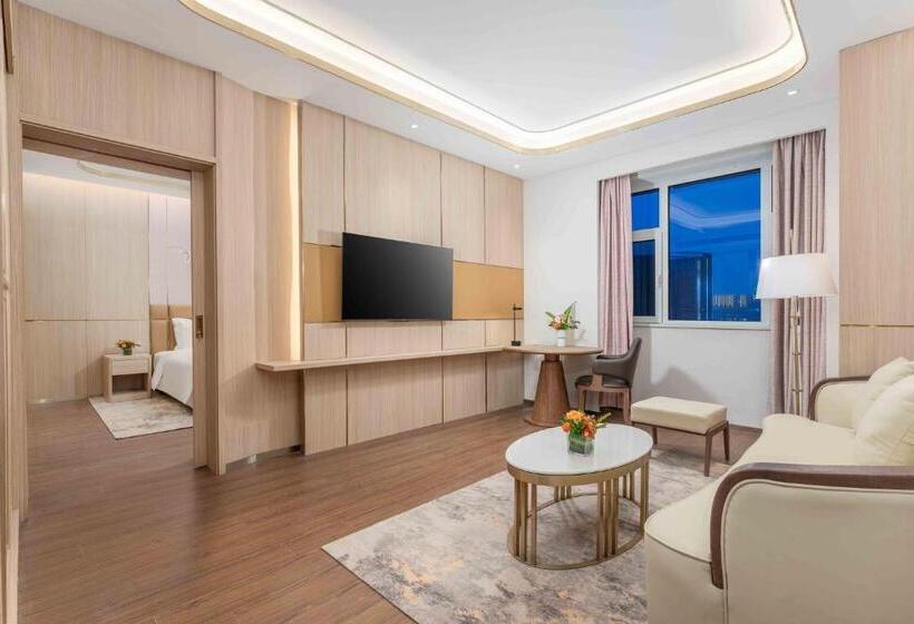 מיטת קינג בסוויטה, Holiday Inn Express Weifang City Center, An Ihg