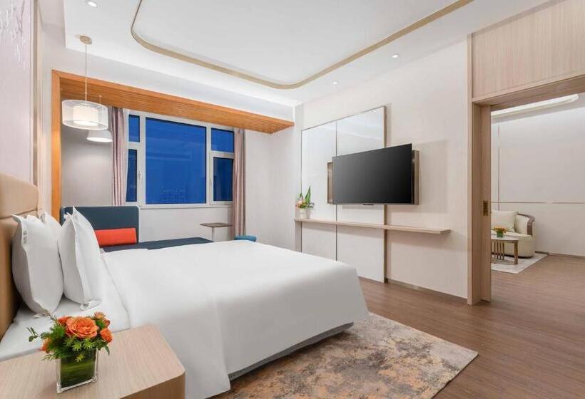 带大床的套房, Holiday Inn Express Weifang City Center, An Ihg
