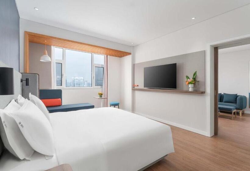 מיטת קינג בסוויטה, Holiday Inn Express Weifang City Center, An Ihg