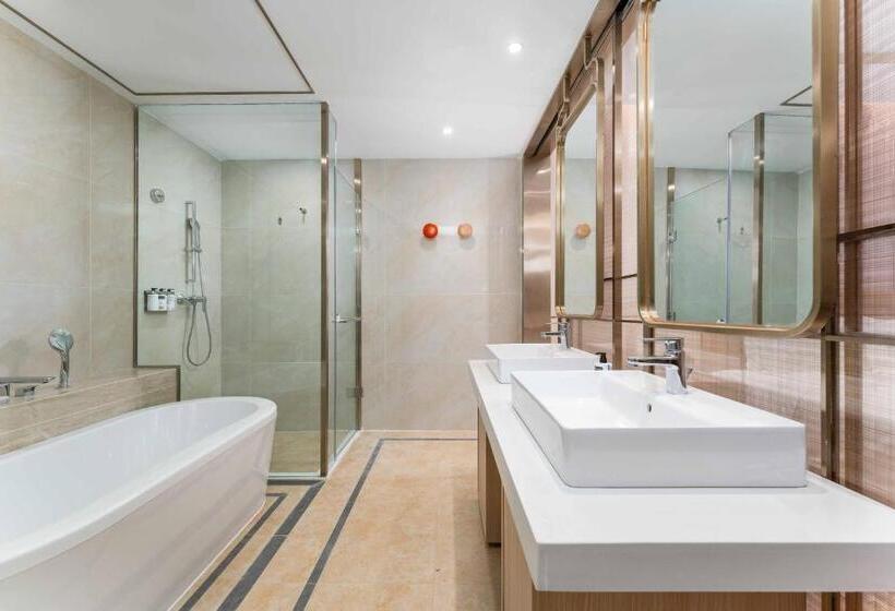 מיטת קינג בסוויטה, Holiday Inn Express Weifang City Center, An Ihg