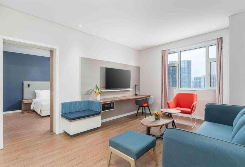 מיטת קינג בסוויטה, Holiday Inn Express Weifang City Center, An Ihg