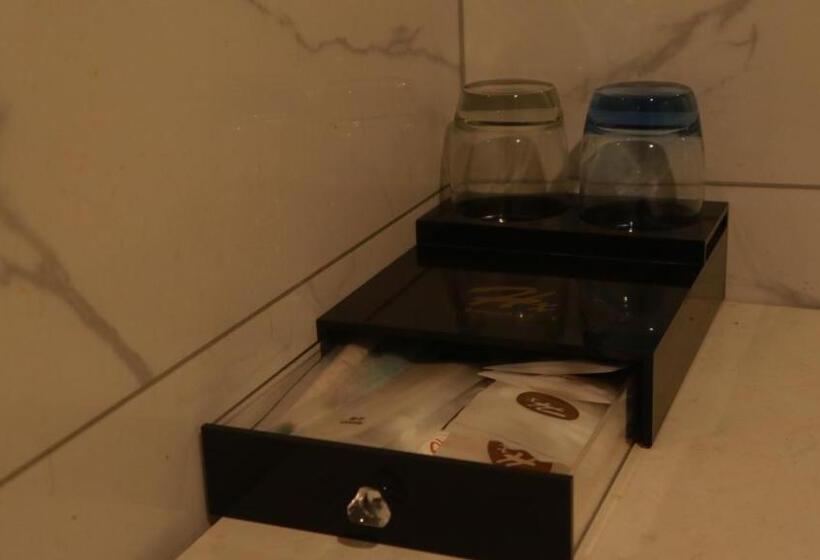 高级大房间, Hx International