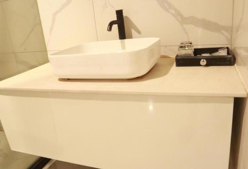 家庭套房, Hx International