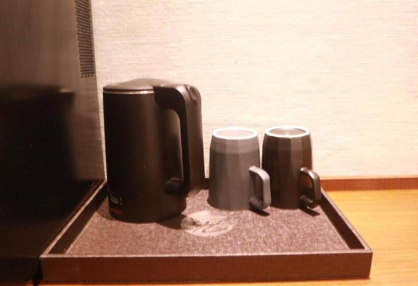 高级大房间, Hx International