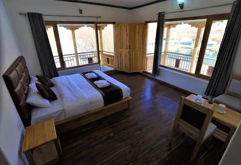 Suite, Paradise Shey