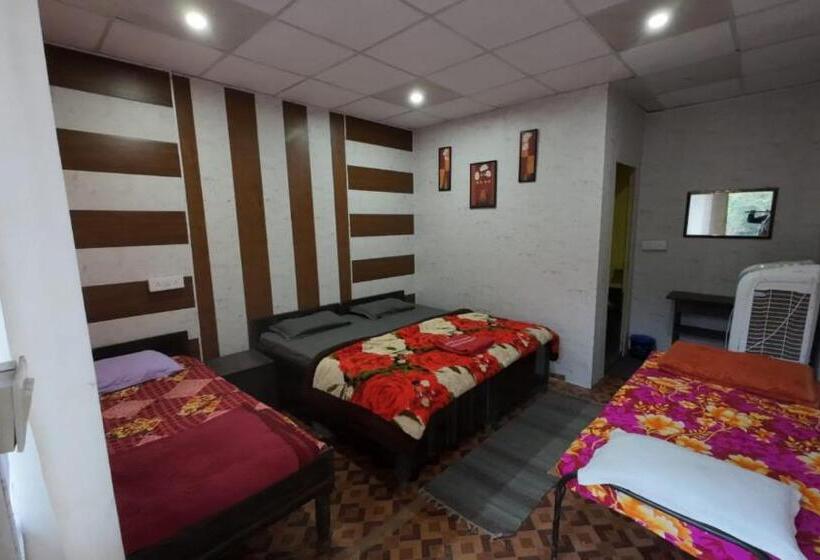 חדר סטנדרט לשלושה, Shivay Adventure