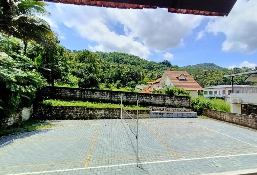 جناح مزوَّد بشرفة, Stayberries Hornbill Villa Athirappilly