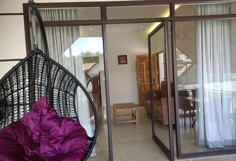 Люкс с Балконом, Stayberries Hornbill Villa Athirappilly