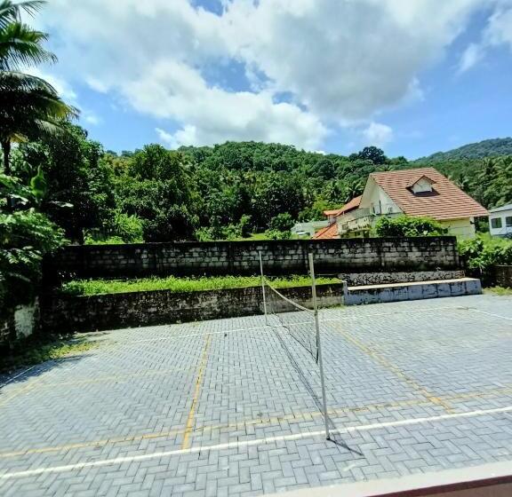 بنجلو عائلى, Stayberries Hornbill Villa Athirappilly