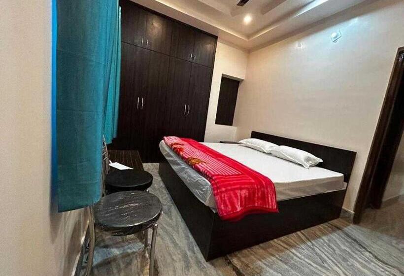 トリプルクラシックルーム, Oyo Hotel Shrikaya