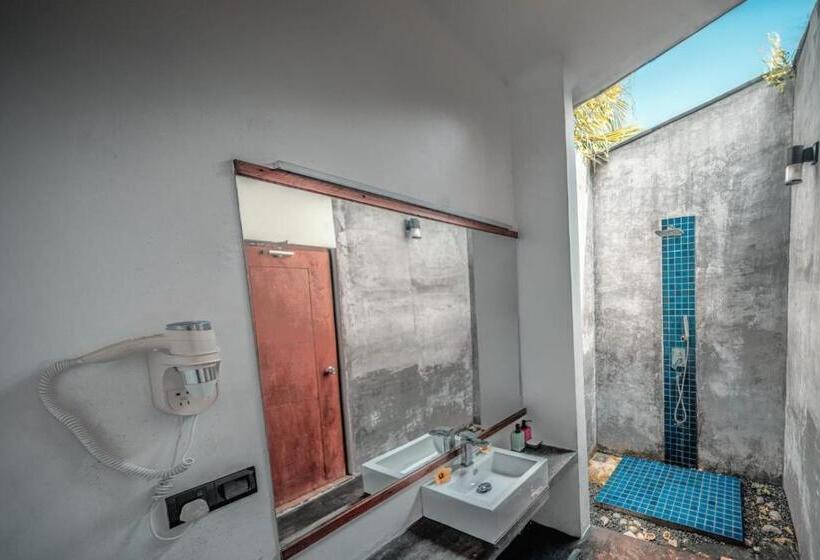 اتاق لوکس, Madi Giri Guest House