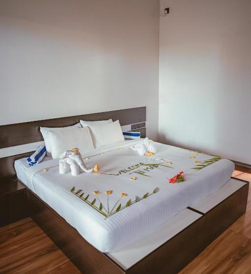 اتاق لوکس, Madi Giri Guest House