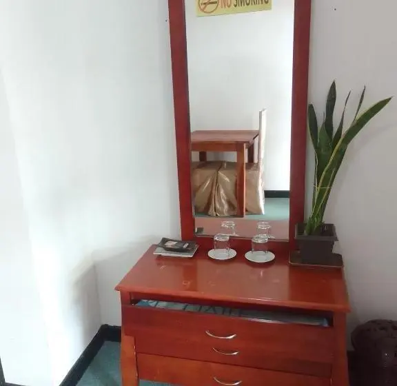 اتاق لوکس, Red Wood Inn