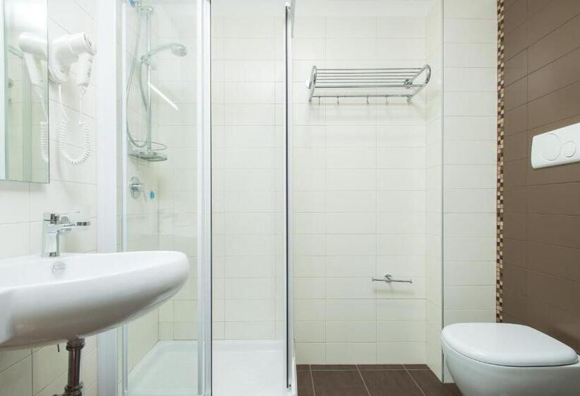 غرفة قياسية ثلاثية, St. Giorgio