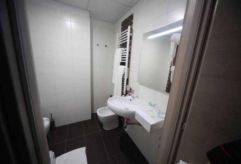 غرفة قياسية ثلاثية, St. Giorgio