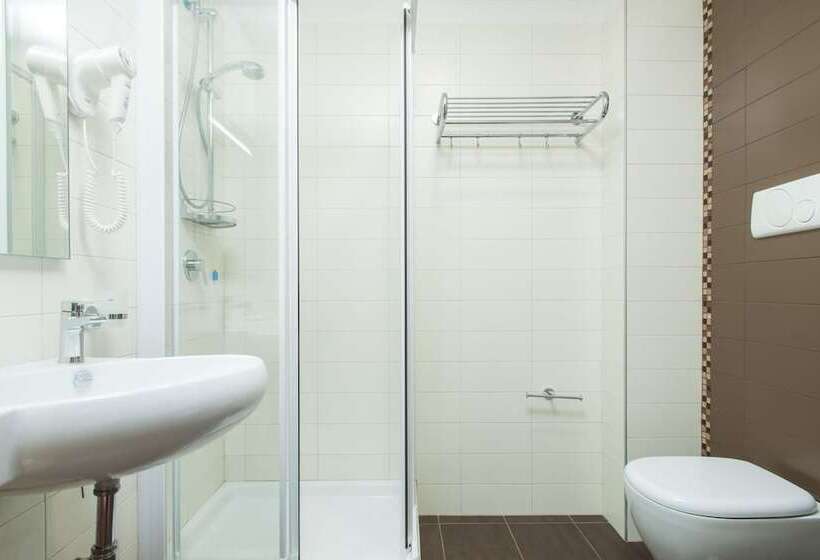 غرفة قياسية ثلاثية, St. Giorgio