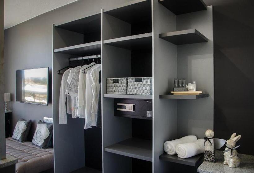 غرفة إدارية ثلاثية, Chill Pepper Boutique