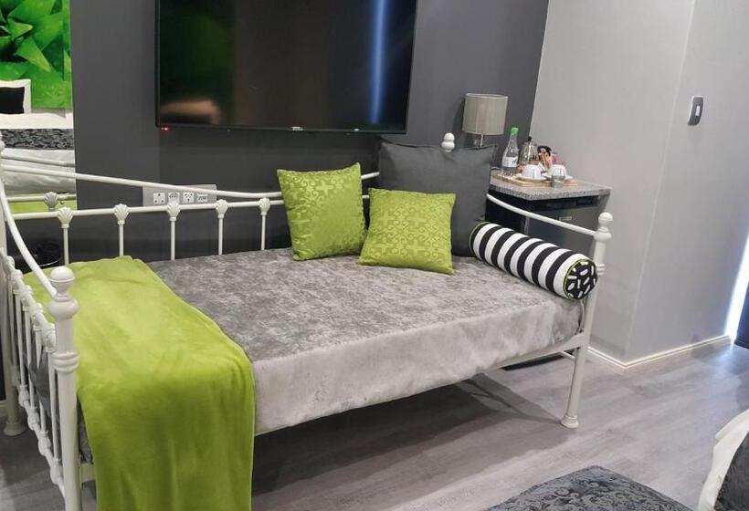 غرفة إدارية ثلاثية, Chill Pepper Boutique
