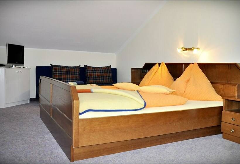 غرفة عائلية مطلّة علي الجبل, Enzianbrenner