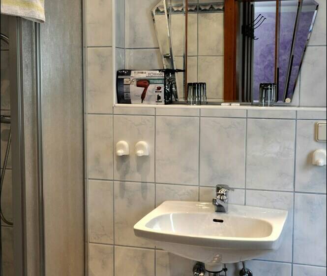 غرفة عائلية مطلّة علي الجبل, Enzianbrenner