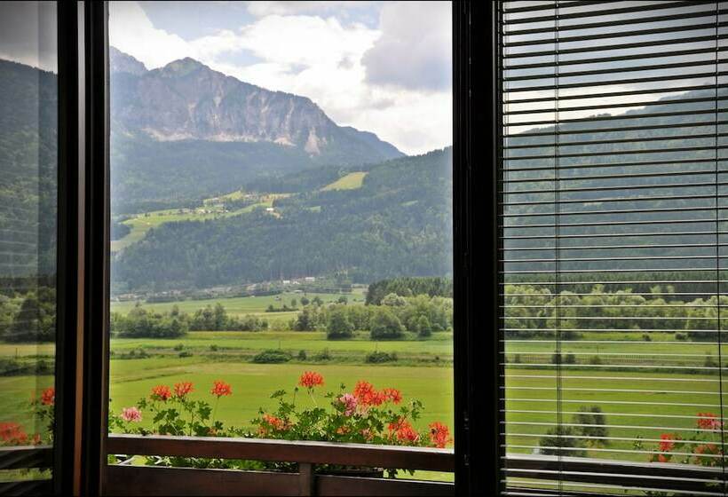 غرفة عائلية مطلّة علي الجبل, Enzianbrenner