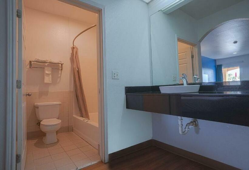 اتاق استاندارد, Island Inn