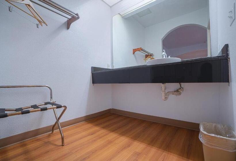 اتاق لوکس با تخت بزرگ, Island Inn