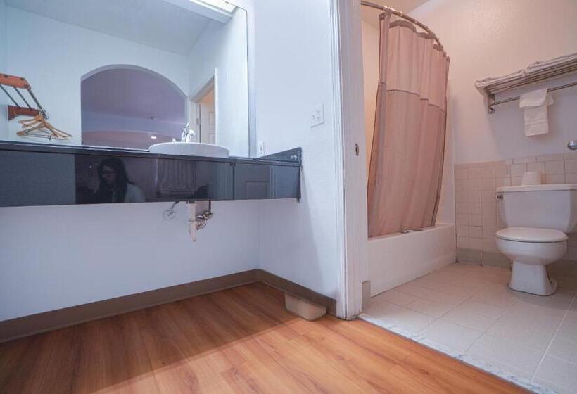 اتاق لوکس با تخت بزرگ, Island Inn