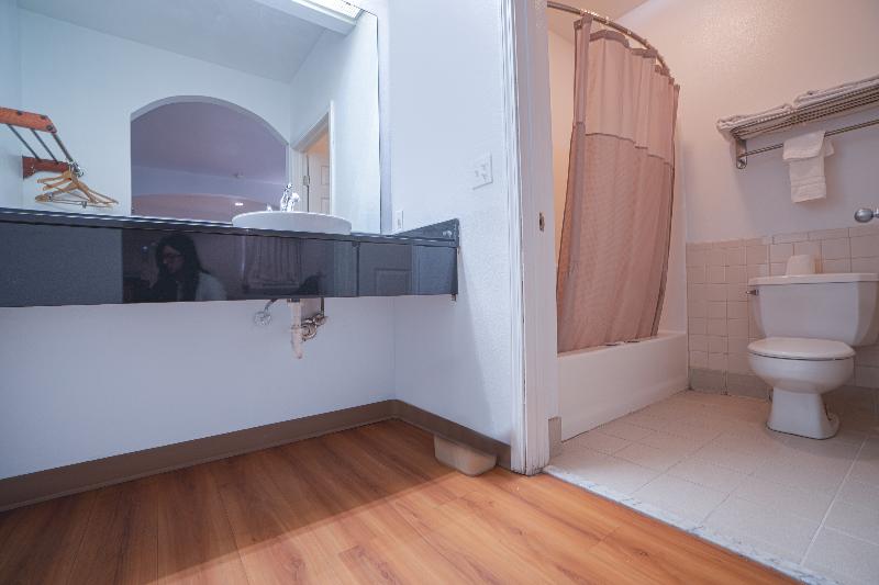 اتاق لوکس با تخت بزرگ, Island Inn