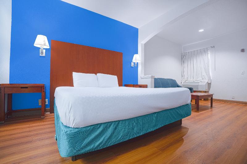 اتاق لوکس با تخت بزرگ, Island Inn