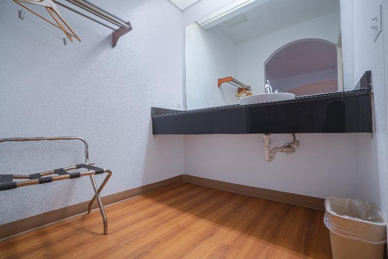 اتاق لوکس, Island Inn