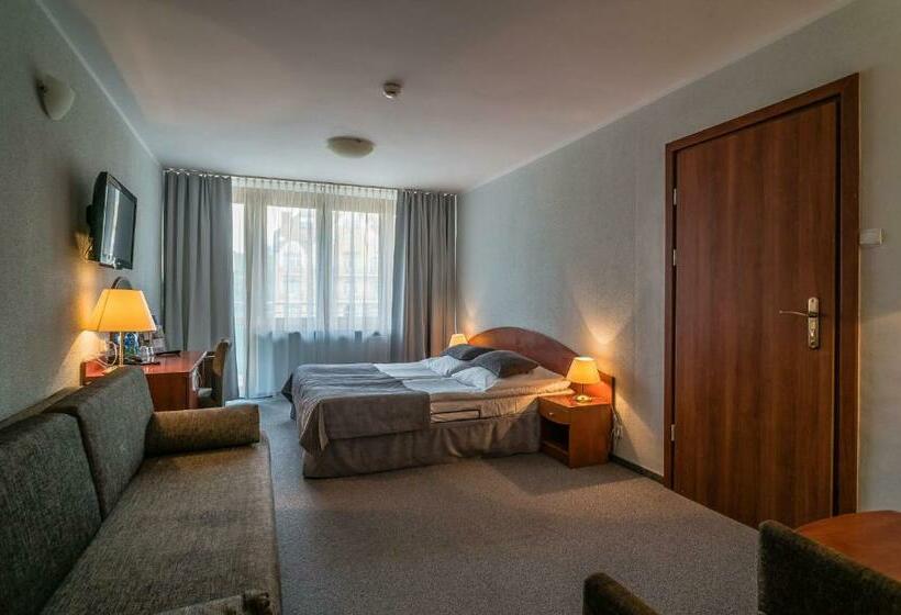 标准三人间, Nat świnoujście