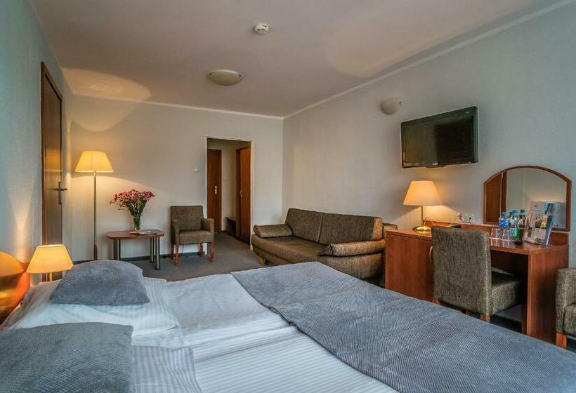 标准三人间, Nat świnoujście