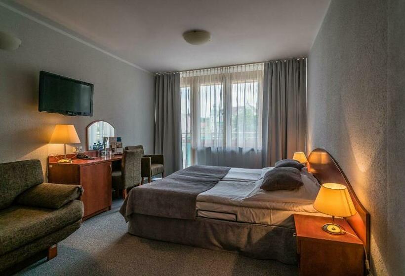 标准三人间, Nat świnoujście