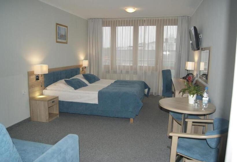 高级三人间, Nat świnoujście